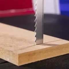 Scharfe Bandsägeblätter für Brennholz schneiden präzise durch Holz.