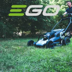 Mann schiebt einen EGO Rasenmäher durch grünes Gras.