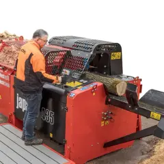 Mann bedient einen BGU Sägespaltautomat, der Holzscheite effizient verarbeitet.