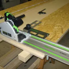 Festool-System für präzise Schnitte in Holz. Die **Standsäge Holz** mit Führungsschiene ermöglicht gerade und saubere Zuschnitte.