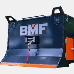 Schwarze Forstkiste für Seilwinde mit BMF-Logo und orangefarbener Klappe. Robust und bereit für den Einsatz im Wald.