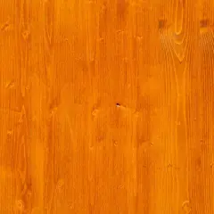 Orange gebeiztes Birken-Weichholz mit sichtbarer Maserung und Astlöchern.