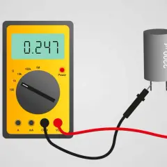 Ein Multimeter misst den Wert eines 2200 µF Kondensators, der für einen Elektromotor bestimmt ist.