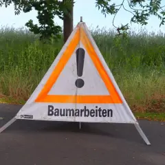 Warnschild mit Ausrufezeichen und der Aufschrift "Baumarbeiten". Als Baum 1, was darf ich?