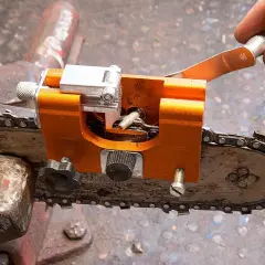 Schärfen der Kettensäge mit einem Scheifele Forsttechnik Schärfgerät. Präzise Arbeit für scharfe Schnitte.