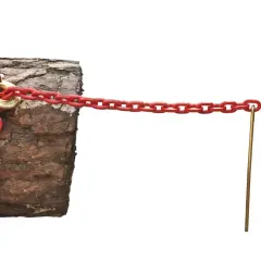 Rote Kette mit Haken um einen Baumstamm geschlungen, die als Chokerkette dient und an einem Metallstab befestigt ist.