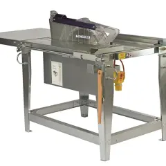 Robuste Kreissäge 400V mit stabilem Metallgestell und Schutzhaube für präzise Schnitte.