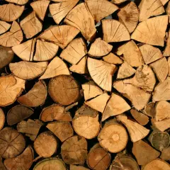 Stapel gespaltenes Brennholz, hauptsächlich Esche. Der Nachteil von Esche als Brennholz ist, dass es langsam trocknet, aber gut brennt.