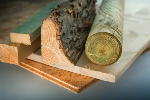 Verschiedene Holzarten, von grober Rinde bis zu glatten Brettern, zeigen unterschiedliche dichte holz kg/m3.