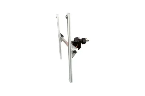 Robuste Warnafel Halterung aus Aluminiumprofilen mit schwarzem Klemmmechanismus. Sicher und stabil für jede Anwendung.