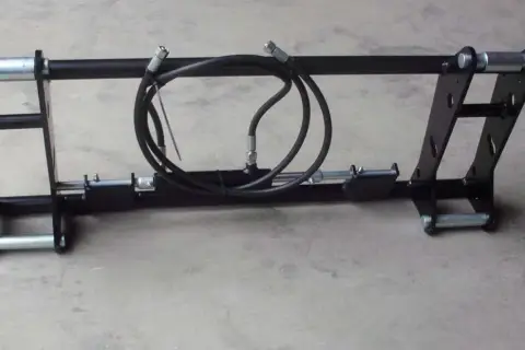 Schwarzer Euro-Aufnahme-Adapter mit Hydraulikschläuchen für Landmaschinen.