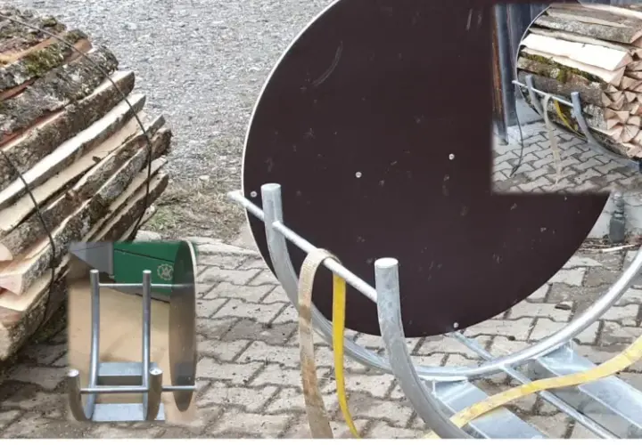 Holzstapel, die für den Transport vorbereitet sind. Ein Bündelgerät hilft, das Holz ordentlich zu stapeln und zu sichern.