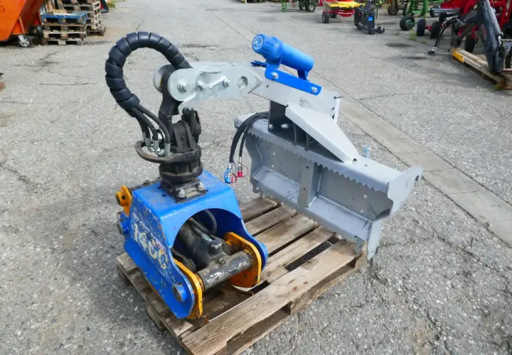 Robuste Binderberger Rückezange mit hydraulischem Greifarm, bereit für den Holzeinsatz.