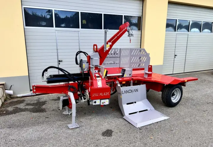 Roter Holzspalter mit Seilwinde, Kran und Auswurf. Ideal für die effiziente Holzverarbeitung.