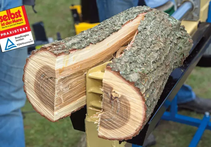 Holzspalter im Test: Ein Holzstamm wird geteilt. Der Woodmax-Spalter zeigt seine Kraft.