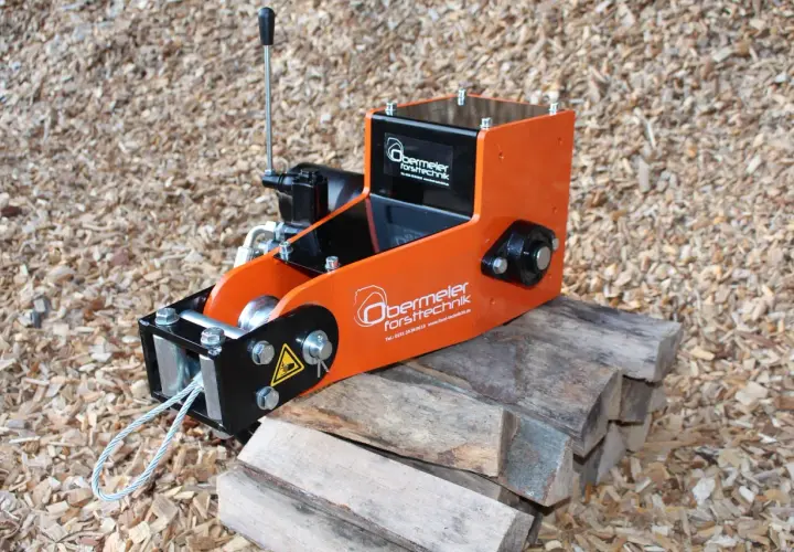Kompakte Seilwinde für den Traktor, die über die Zapfwelle angetrieben wird. Ideal für Forsttechnik-Aufgaben.