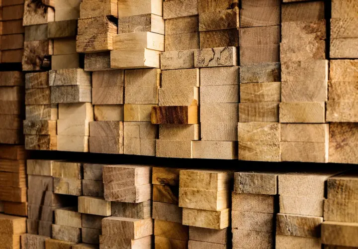 Stapel von dichte buchenholz Brettern, einige mit rauer Oberfläche, andere glatt. Ein einzelnes, dunkleres Brett sticht hervor.