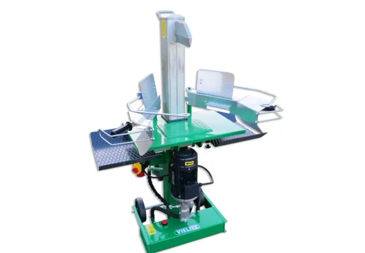 Grüner Holzspalter mit Elektromotor, bereit für den Einsatz. Dieser 110 cm benzin holzspalter ist ein Kraftpaket für Ihr Brennholz.