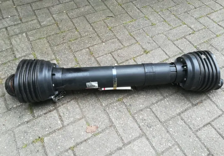 Eine Bondioli Gelenkwelle, bereit für den Einsatz auf dem Feld.
