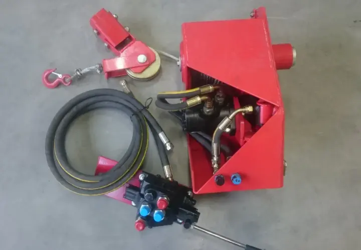 Rote bgu Rückezange mit Hydrauliksteuerung, Seilwinde und Schlauch.