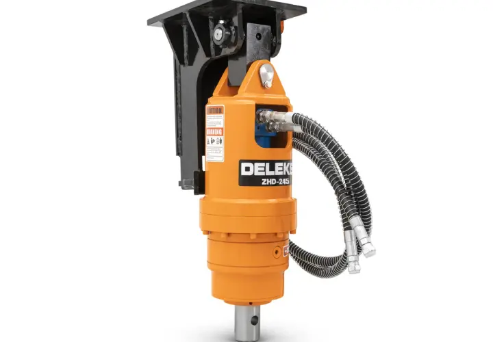 Orange hydraulik erdbohrer von Delek mit zwei Schläuchen.