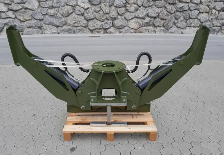 Grüner Forstkran-Greifer mit hydraulischen Armen, bereit für den Einsatz als Forstkran-Abstützung.