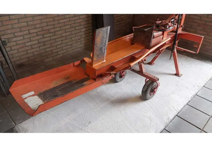 Ein robuster BGU Holzspalter, bereit für den Einsatz.