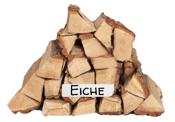 Stapel aus dichtem Eichenholz, bereit für ein warmes Feuer.
