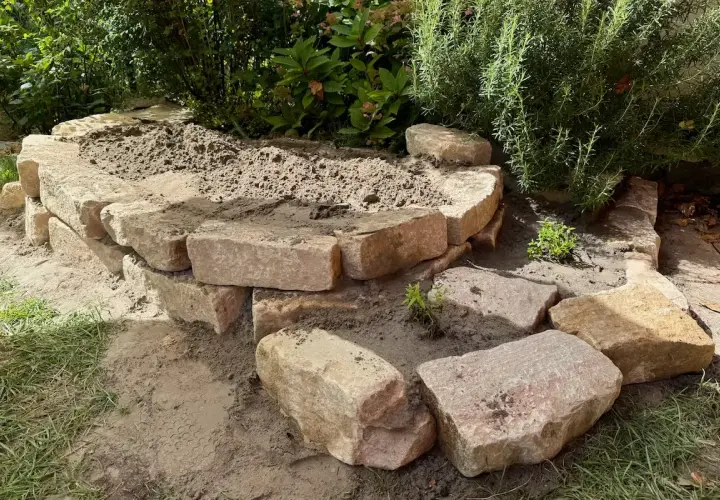 Beim Sandarium bauen werden grobe Steine zu einem Beet aufgeschichtet, das mit Sand gefüllt wird.