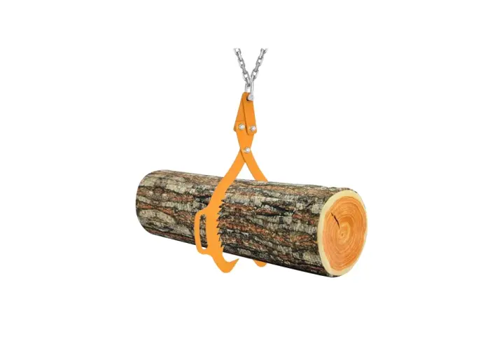 Eine orangefarbene Verladezange greift einen Baumstamm. Die Zange ist an einer Kette befestigt, die nach oben führt.