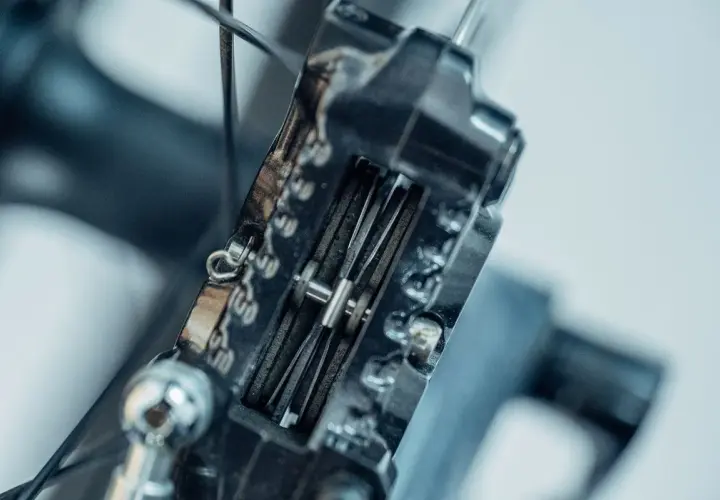Detailaufnahme einer mechanischen Seilwinde Bremse einstellen. Die Bremsbeläge sind nah am Rad.