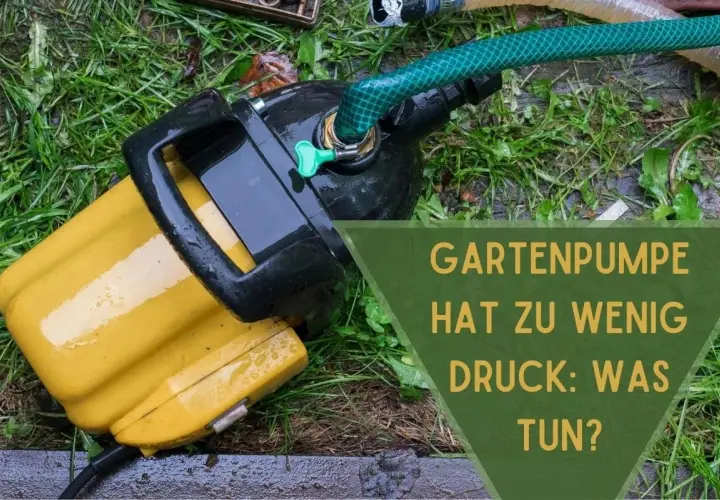 Gelbe Gartenpumpe mit grünem Schlauch auf nassem Gras. Text: "Gartenpumpe hat zu wenig Druck: Was tun?