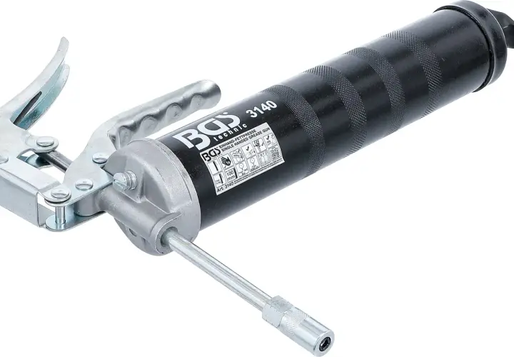 Schwarze Einhand-Fettpresse mit silbernem Hebel und Auslaufrohr. Ideal für Wartungsarbeiten.