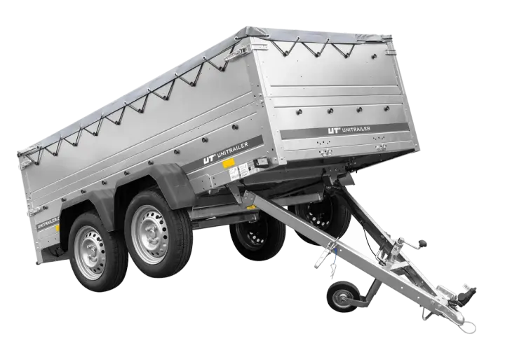 Ein robuster Anhänger mit Plane, ideal für den Transport von Gartengeräten oder Baumaterial.