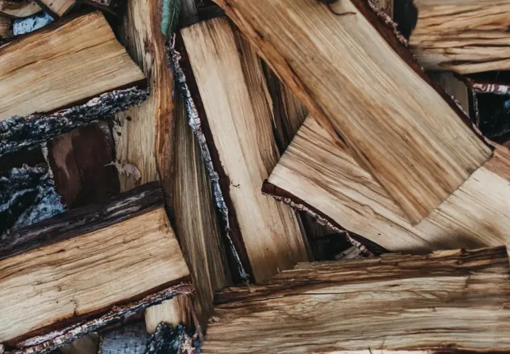 Stapel trockenes Brennholz, bereit für den Kamin. Welches Holz brennt nicht? Dieses hier, wenn es gut getrocknet ist!