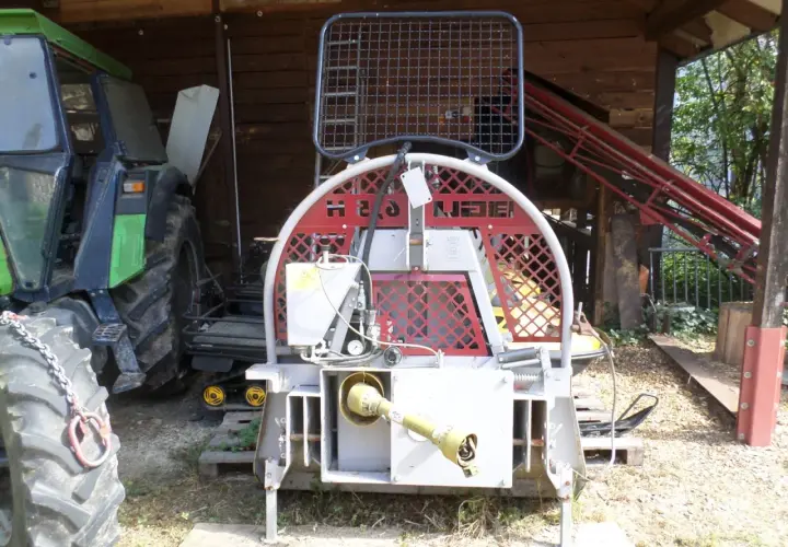 BGU Seilwinde mit Traktor im Hintergrund.