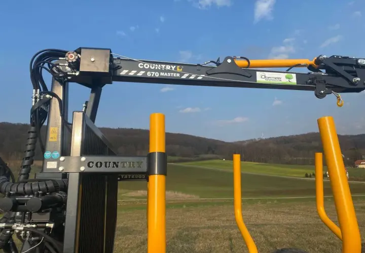 Ein COUNTRY 670 MASTER Kran mit Seilwinde und Funksteuerung steht bereit für den Holzeinsatz.