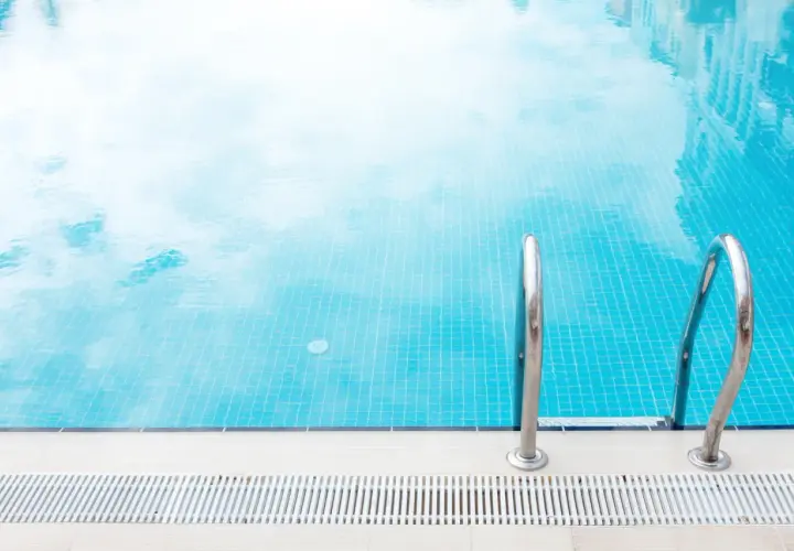 Ein Frame Pool mit glitzerndem Wasser und einer Leiter lädt zum Schwimmen ein.