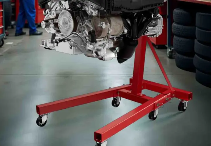 Ein Motor hängt an einem roten hydraulischen Getriebeheber.