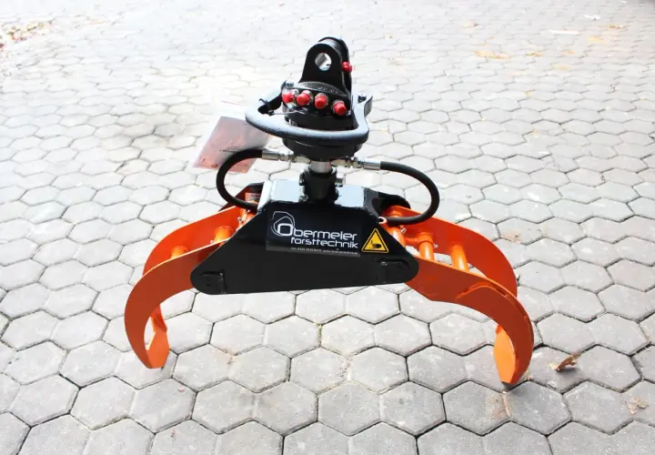 Forstkran-Greifer mit 1T Rotator, bereit für den Einsatz im Wald.