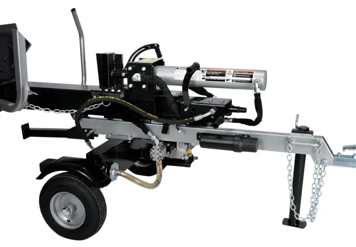 Hydraulischer Motorspalter mit Rädern und Anhängerkupplung, bereit für den Einsatz im Wald.