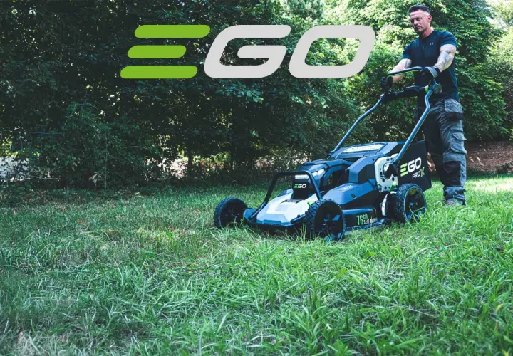 Mann schiebt einen EGO Rasenmäher durch grünes Gras.