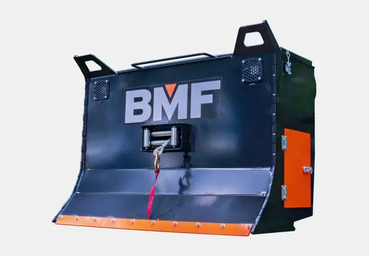 Schwarze Forstkiste für Seilwinde mit BMF-Logo und orangefarbener Klappe. Robust und bereit für den Einsatz im Wald.
