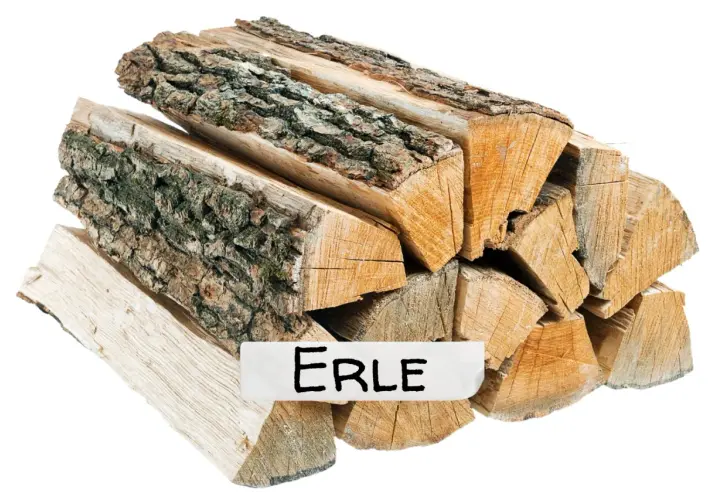 Ein Stapel gespaltenes Brennholz, gekennzeichnet als "Erle". Dieses Holz ist erle gutes Brennholz für gemütliche Abende.
