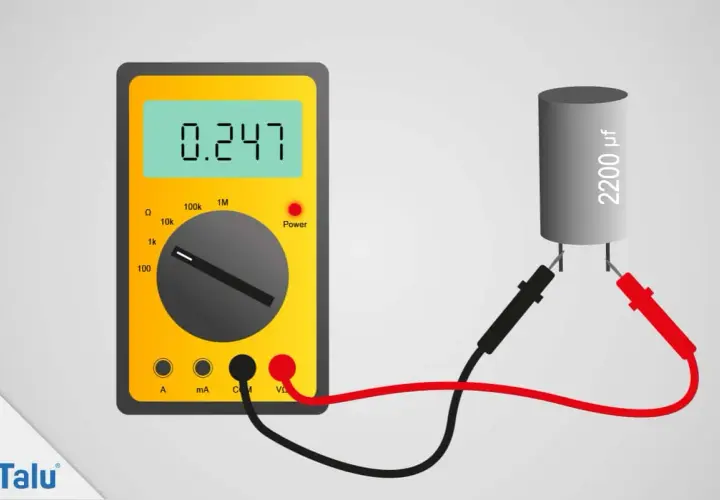 Ein Multimeter misst den Wert eines 2200 µF Kondensators, der für einen Elektromotor bestimmt ist.