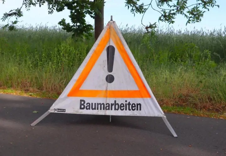 Warnschild mit Ausrufezeichen und der Aufschrift "Baumarbeiten". Als Baum 1, was darf ich?