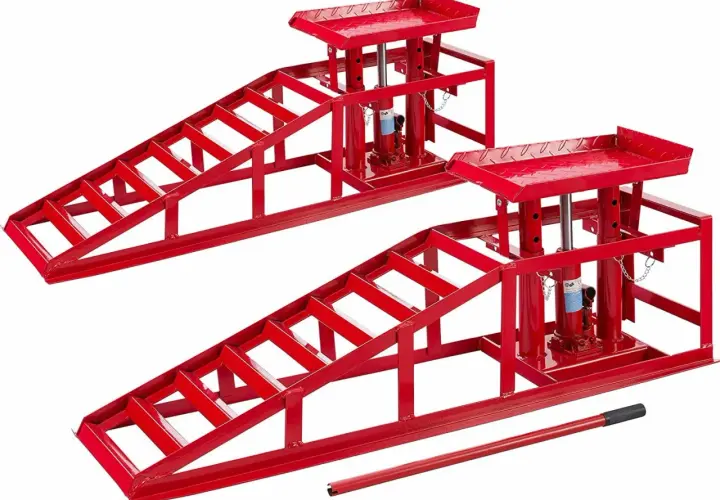 Zwei rote Auffahrrampen 2t mit integrierten Hydraulikhebern für einfache Fahrzeugwartung.
