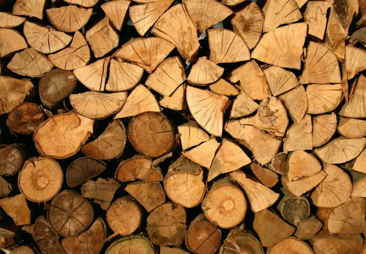 Stapel gespaltenes Brennholz, hauptsächlich Esche. Der Nachteil von Esche als Brennholz ist, dass es langsam trocknet, aber gut brennt.