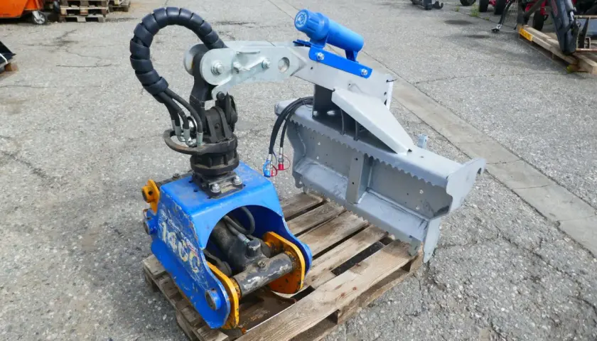 Robuste Binderberger Rückezange mit hydraulischem Greifarm, bereit für den Holzeinsatz.