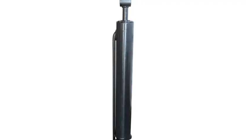 Hydraulikzylinder eines Holzspalters, schwarz, auf weißem Hintergrund.